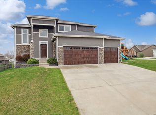 5325 162nd Ct, Urbandale, IA 50323