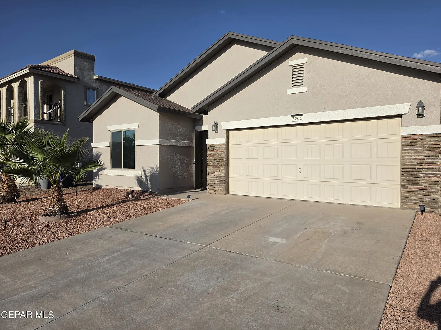 4 bed, 2.0 bath, 1807 sqft, $2,000 — Photo 2