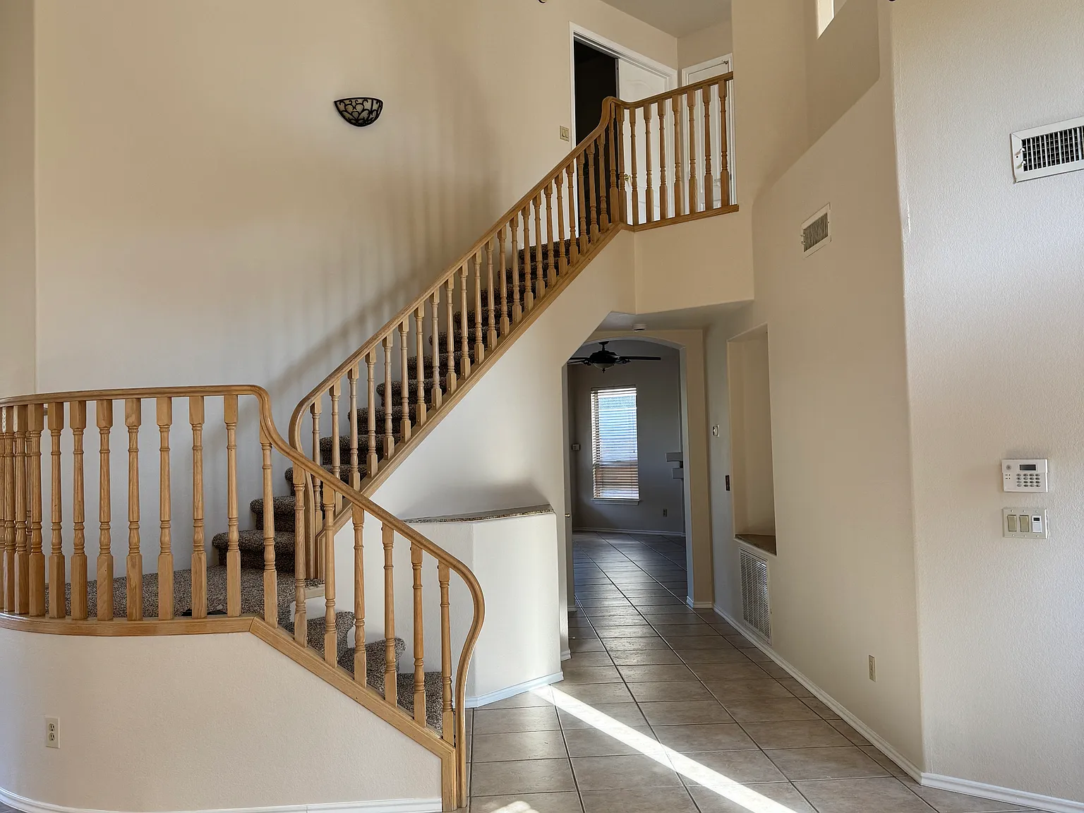 3 bed, 2.5 bath, 2691 sqft, $3,000 — Photo 2