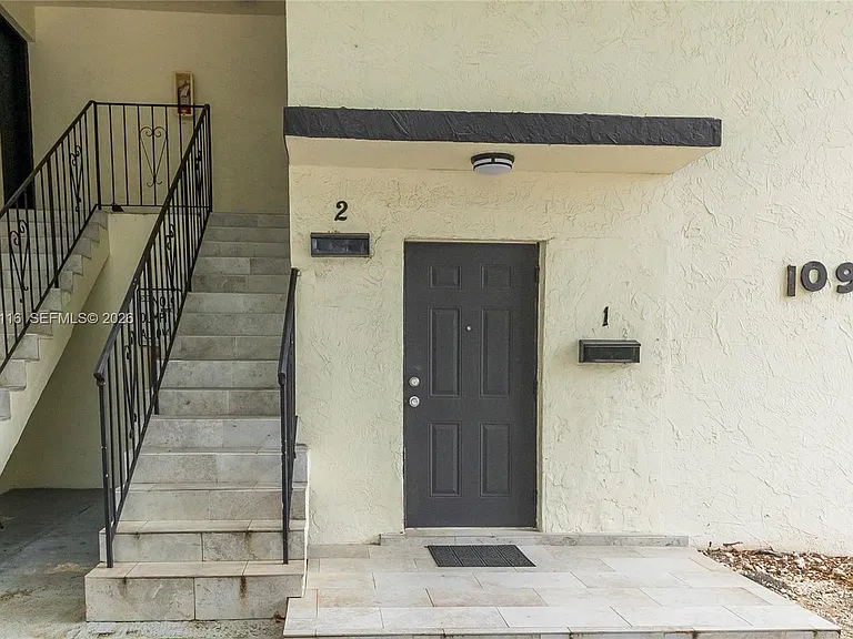 1091 SW 4th St #2 — Photo 3