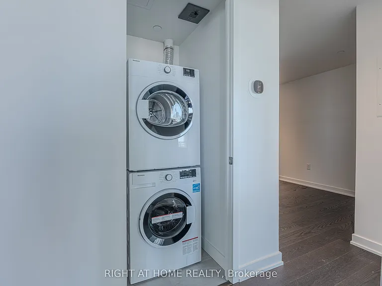 448 Burnhamthorpe Rd W — Photo 16