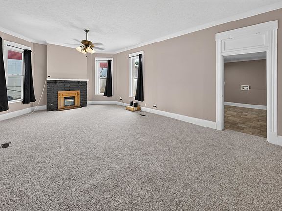4th image of 410 Main St