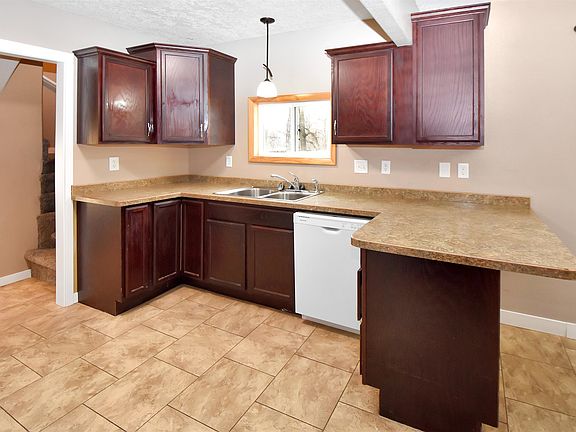 3rd image of 909 2nd Ave NW