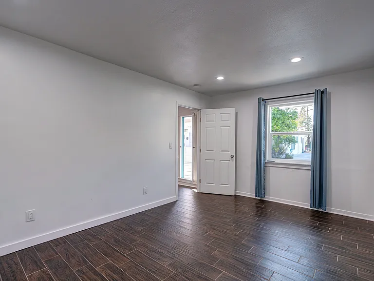1476 N Wilson Ave — Photo 10
