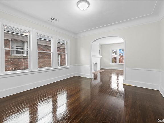 3rd image of 3334 Fullerton St