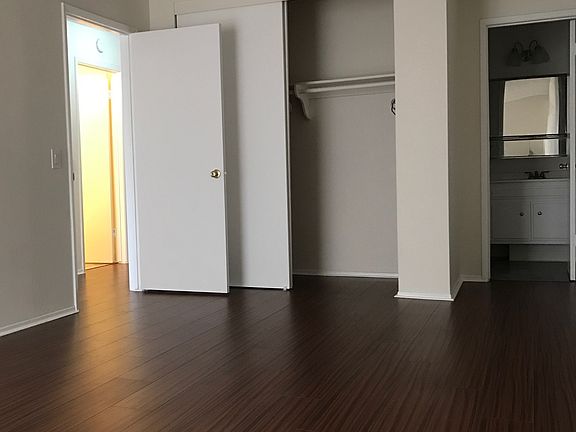 3rd image of 756 N Inglewood Ave APT 15