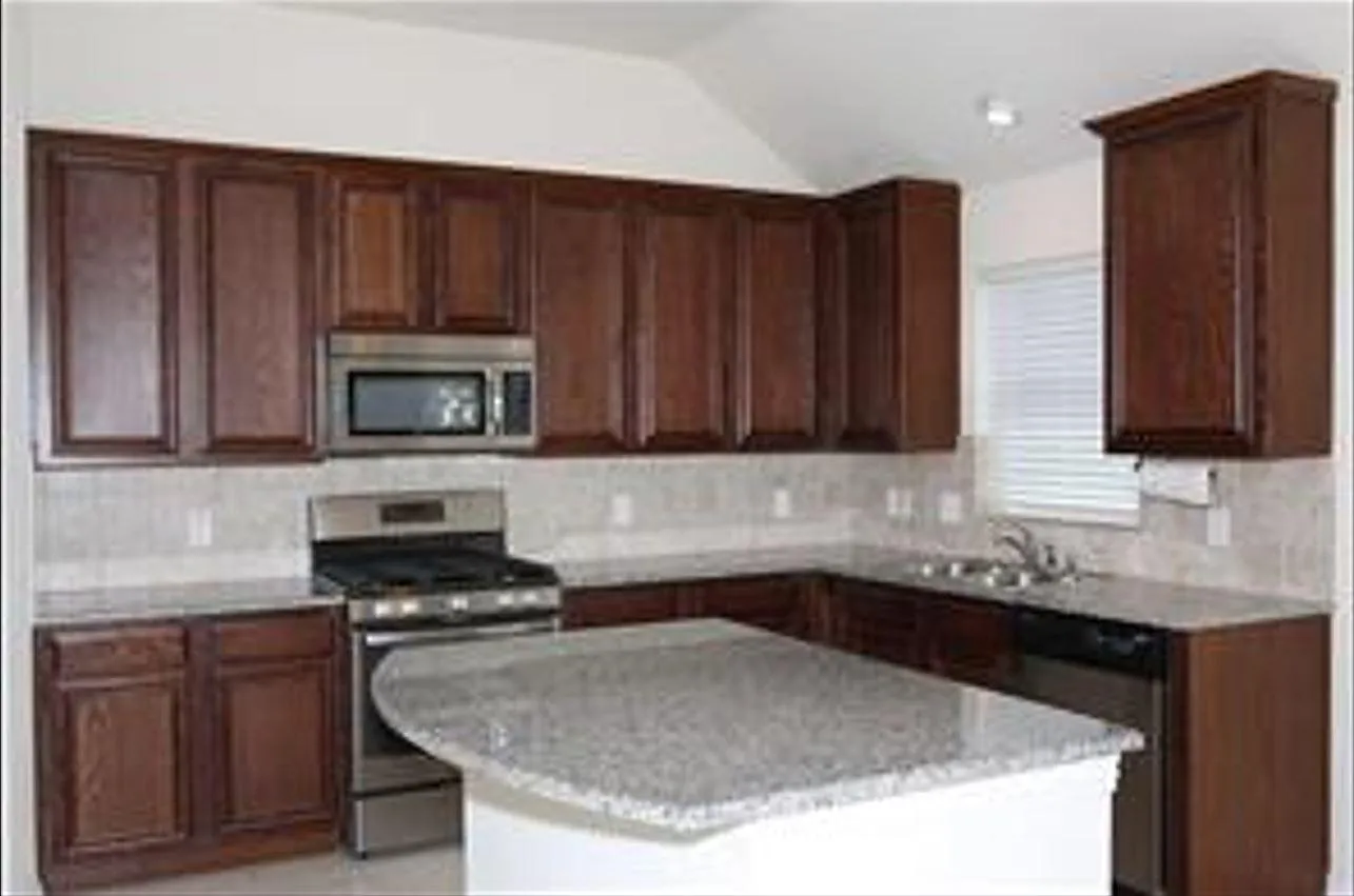 4 bed, 2016 sqft, $2,395 — Photo 3