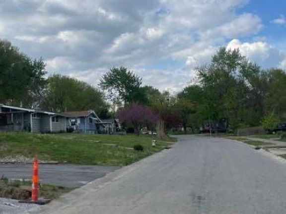 Exterior Neighborhood (street photo)