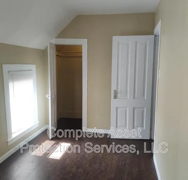 306 Cable St — Photo 2