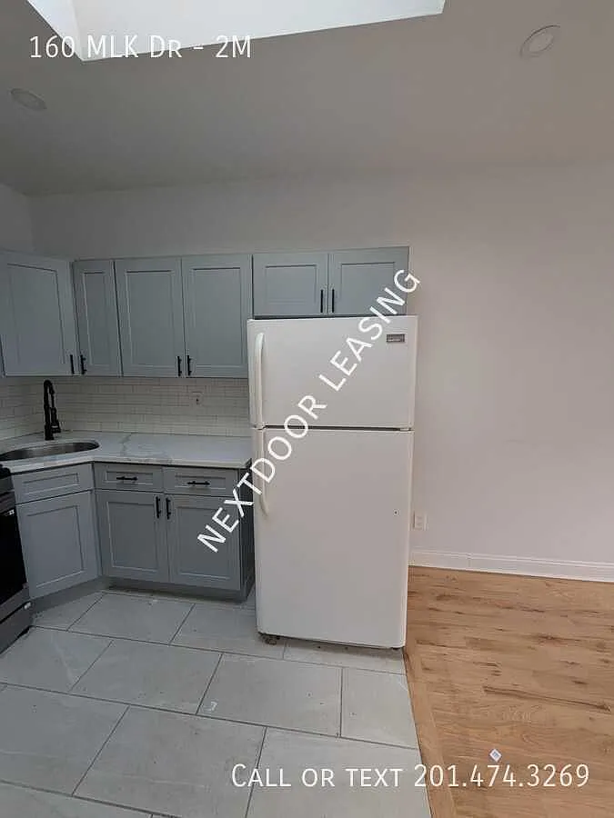 160 MLK Dr — Photo 2