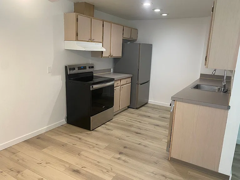 445 Carter Ave — Photo 10