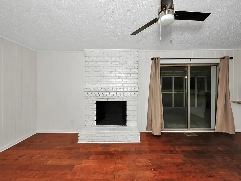 1249 Robert Ln — Photo 12