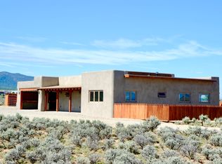 33 Vista Del Ocaso Rd, Ranchos De Taos, NM 87557