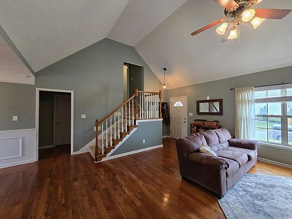 4th image of 594 Mountain View Dr