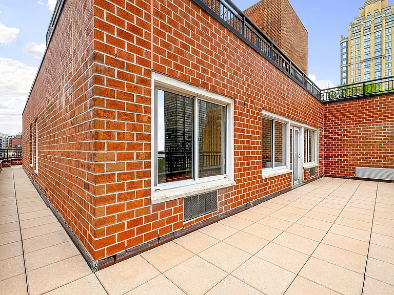 340 E 51st St #PHA — Photo 4