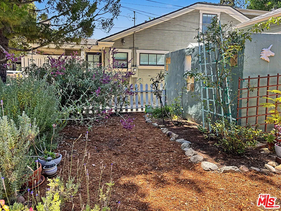 2 bed, 1.0 bath, 988 sqft, $4,500 — Photo 2