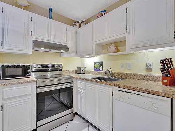 2nd image of 2861 Somerset Dr APT 211