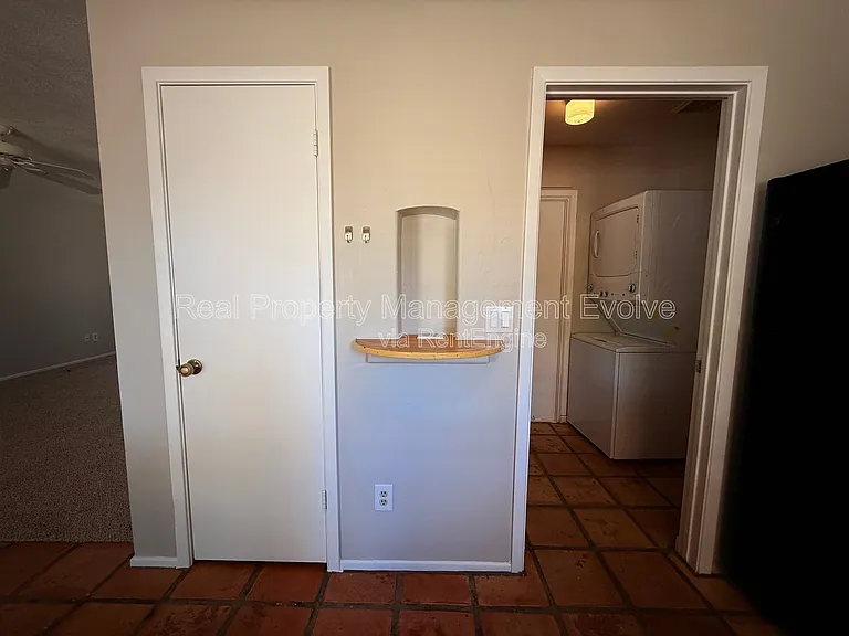 2401 W Fremont Dr — Photo 12
