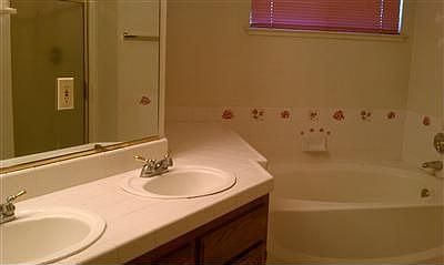 5th image of 931 Sandemara St