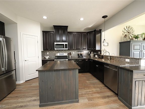 5th image of 421 Dalton Dr