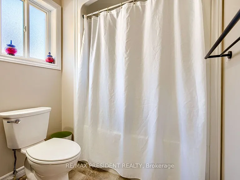 573 Forman Ave — Photo 20