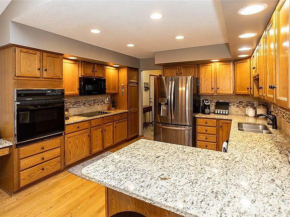 3rd image of 802 SW Irvinedale Dr