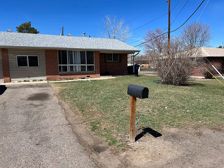 ** Move in Special** Spacious 3 bedroom, 1 bath Lakewood duplex with fenced in backyard available! — Photo 2