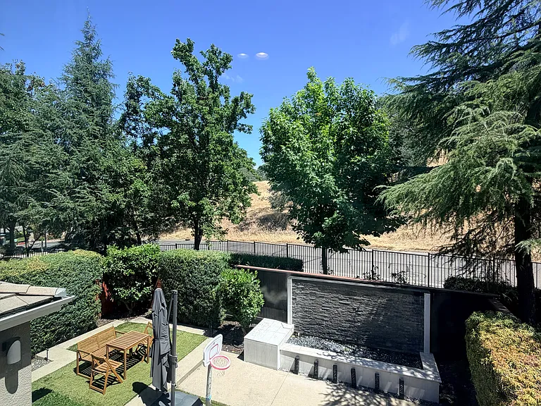 3703 Abby Ct — Photo 37