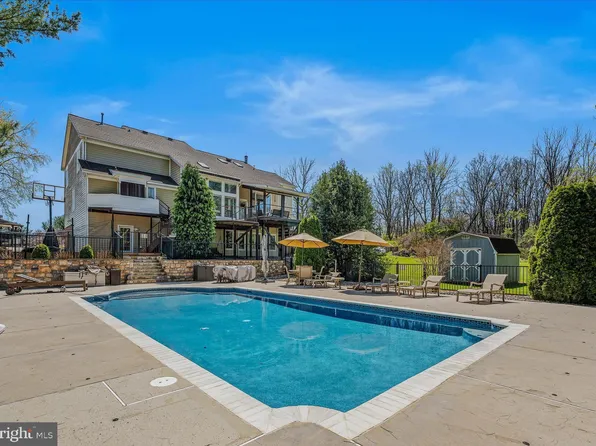 240 W Blakeley Dr, Charles Town, WV 25414