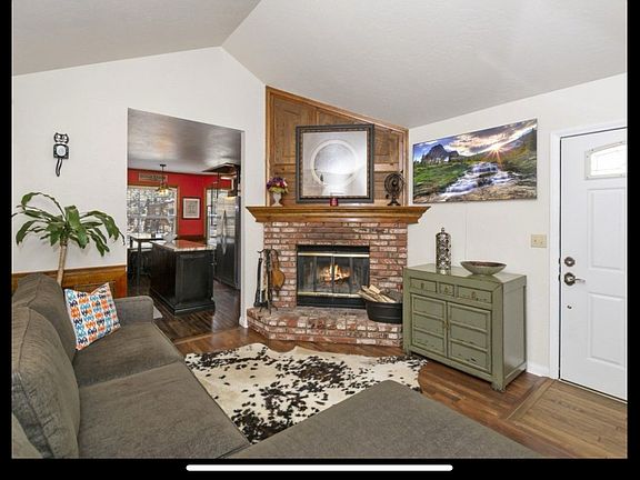 2nd image of 413 Los Angeles Ave