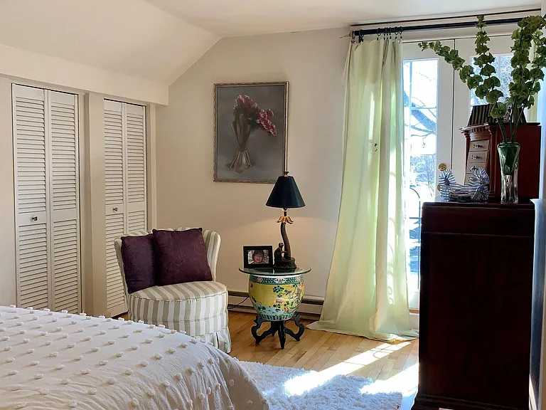 Full Bedroom en suite upstairs.