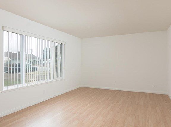 9047 Halifax St-MLS_Size-002-6-Living Ro