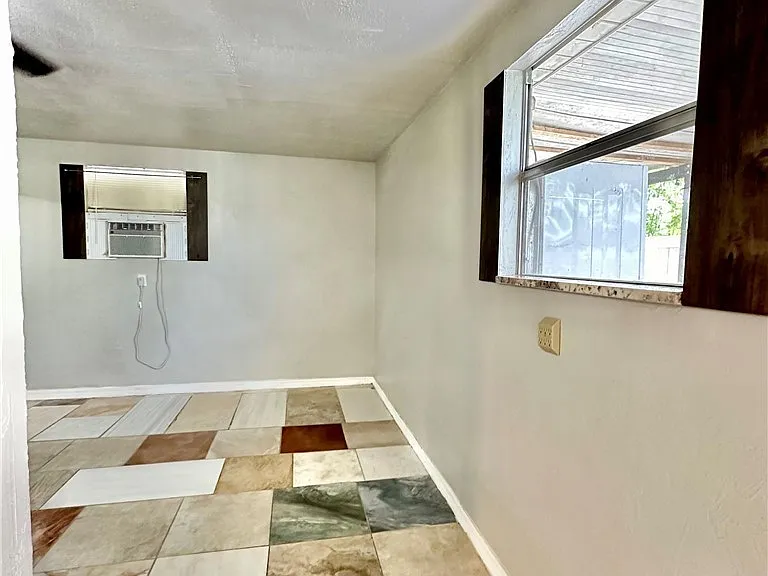 907 Laredo Ave — Photo 10