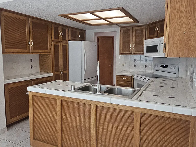 650 Frontier Dr — Photo 5