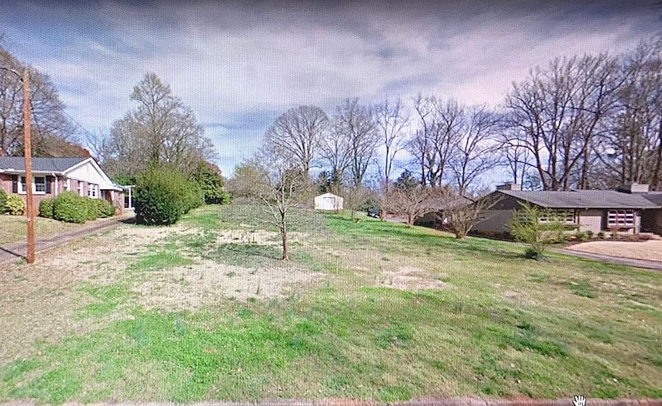 1st image of 31 Lake Forest Dr