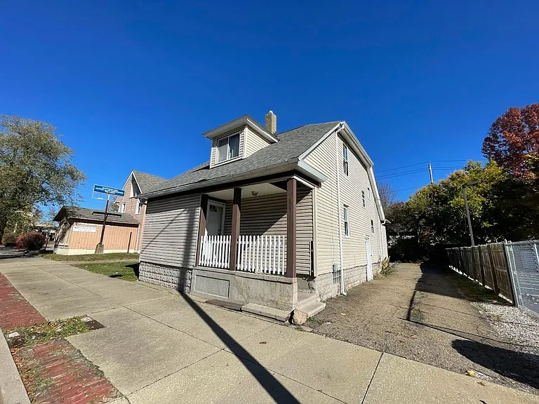 697 N Main St — Photo 1