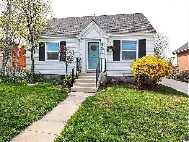 460 E Redondo Ave — Photo 1