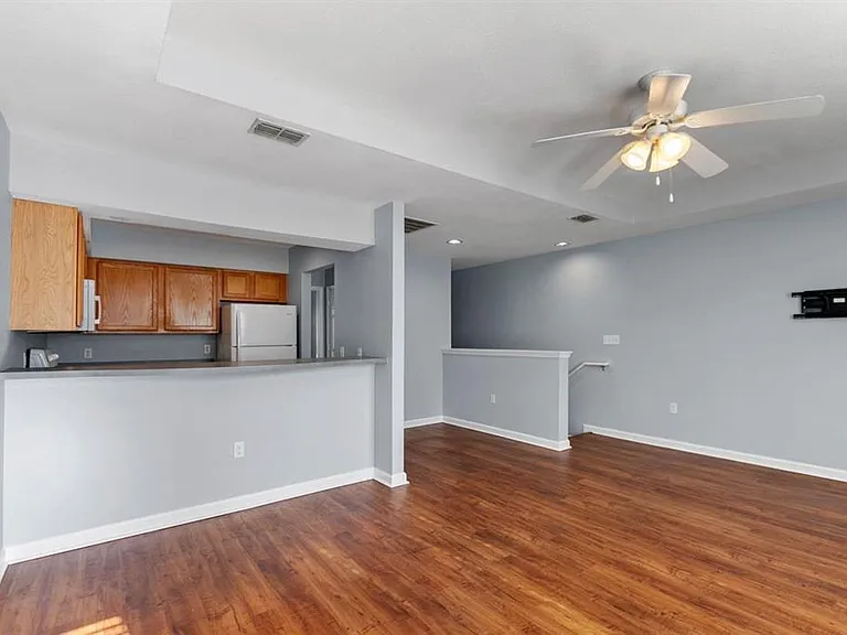 2307 Timber Oaks Ln — Photo 2