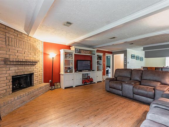 5th image of 9922 Leamington Dr