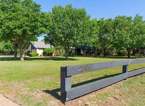 3rd image of 2304 Live Oak Cir