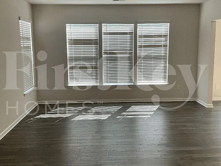 1203 Mission Hill Ln — Photo 2