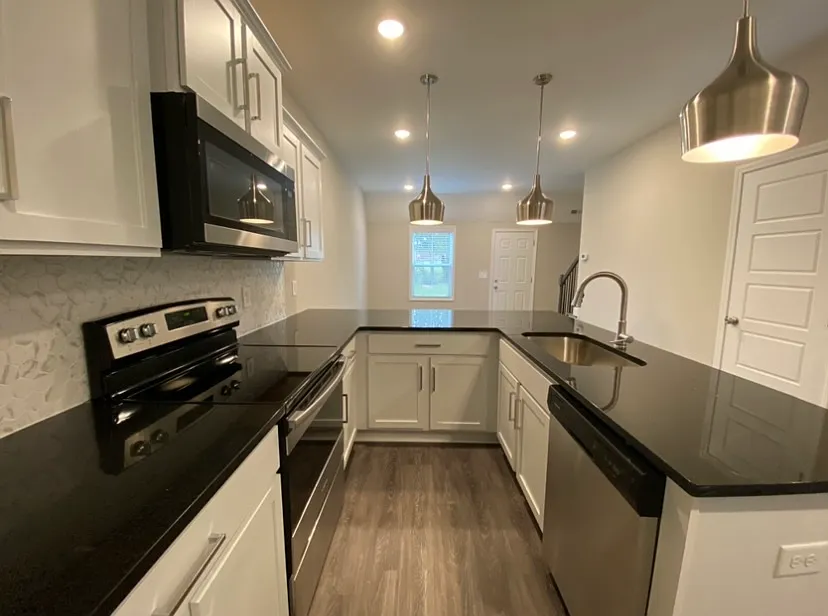 1032 Glenkirk Drive - C — Photo 2