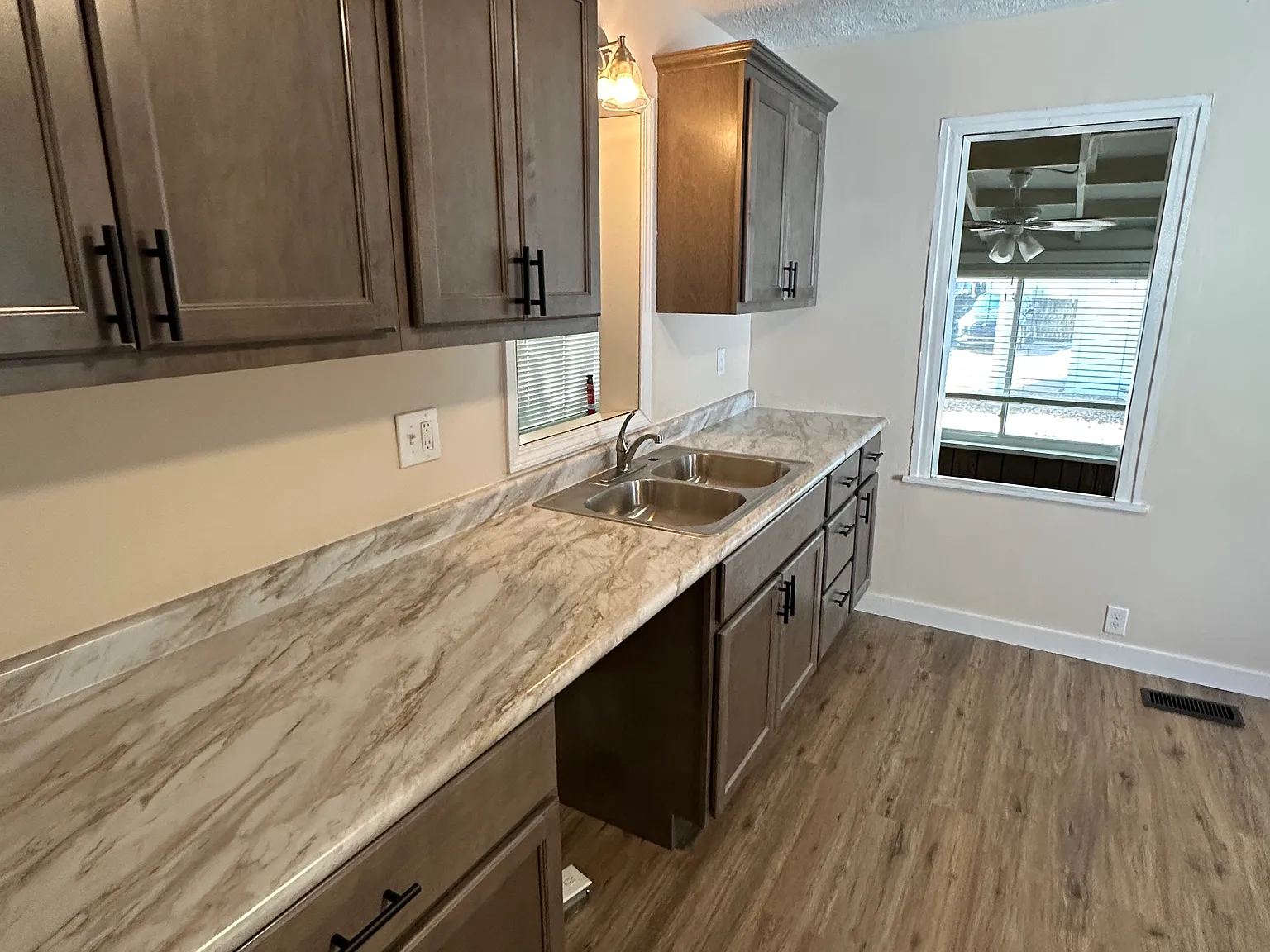 3 bed, 1976 sqft, $1,400 — Photo 3