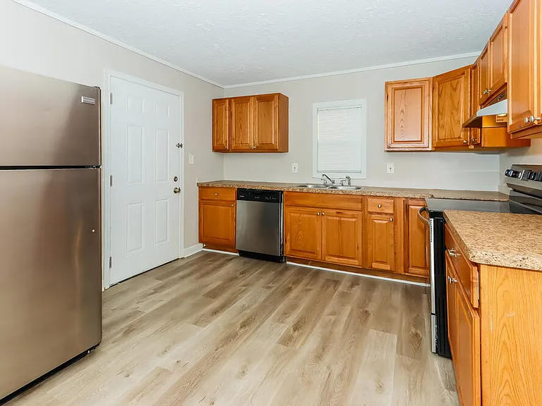 1308 Greenbriar Dr — Photo 8
