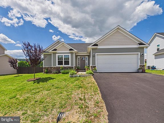 3rd image of 185 Twickenham Dr