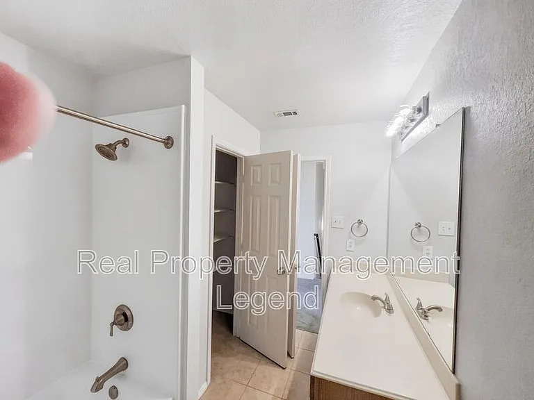 3211 Roundtree Ln — Photo 23