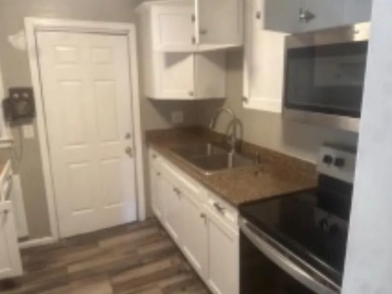 University St — Photo 5