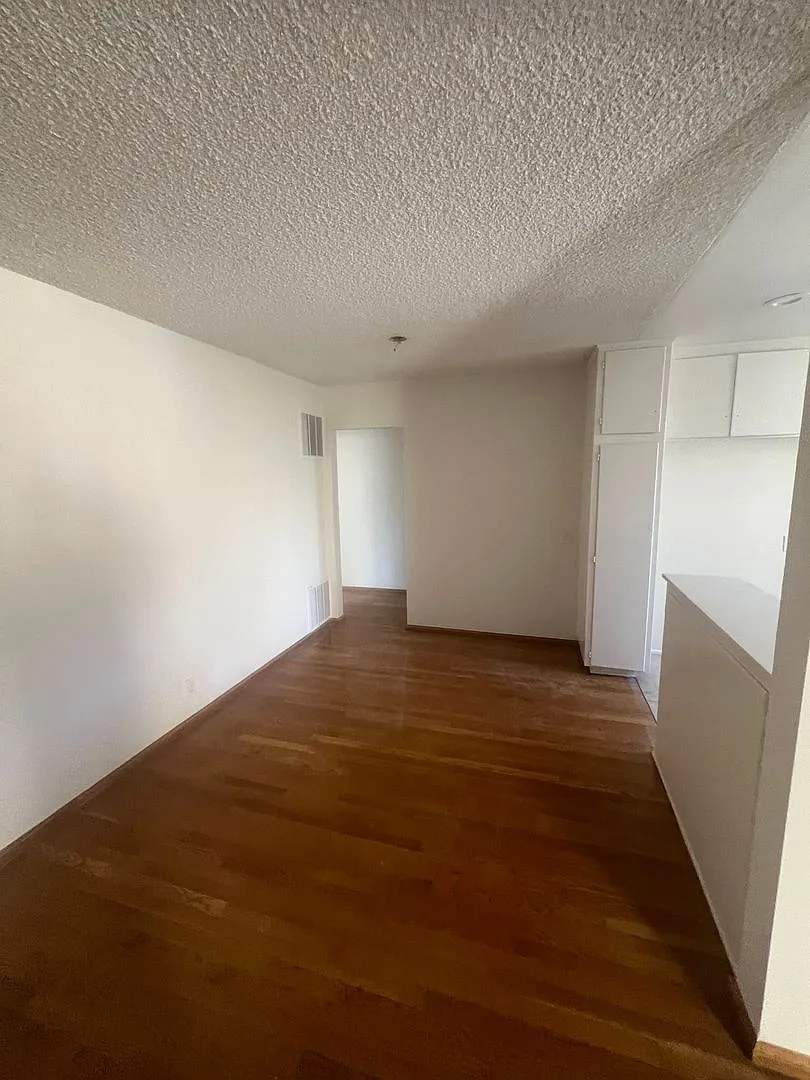 1147 Vista — Photo 2