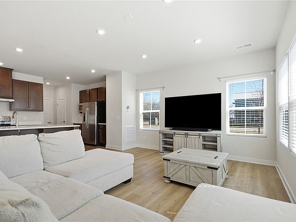 5th image of 401 Camarillo Ln