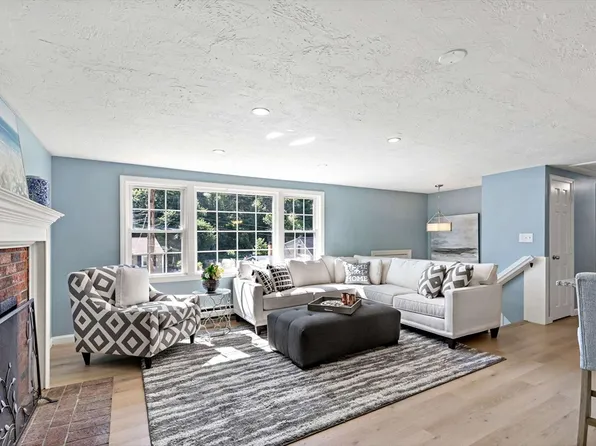 34 Surrey Dr, Plymouth, MA 02360